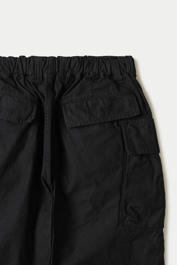 SAGE DE CRET(사지 드 크레) 코튼/린넨 백 새틴 페그탑 싱글 플리츠 카고 팬츠는 남성용 바지로, 봄과 여름에 착용하기 좋습니다. 블랙 컬러의 얇은 두께감으로 부드러운 촉감을 선사하며, 밀리터리 및 캐주얼 스타일을 동시에 연출할 수 있습니다. 허리 밴딩과 하이라이즈 디자인, 원턱, 페그탑, 싱글 플리츠 디테일이 돋보이며, 카고 포켓과 플랩 포켓으로 실용성을 더했습니다. 백새틴 원단 특유의 매트한 질감이 특징이며, 동네 마실룩, 여행룩, 캠핑룩 등 다양한 TPO에 활용 가능합니다.
