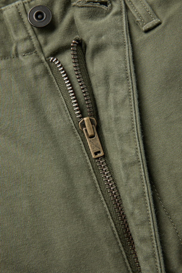 나이젤 카본 아미 카고 팬츠는 남성을 위한 밀리터리 스타일의 카고 팬츠입니다. 카키와 올리브 두 가지 색상으로 제공되며, 사계절 착용이 가능합니다. M-51 밀리터리 팬츠 디자인을 바탕으로 제작되었으며, 여섯 개의 플랩 포켓과 허벅지 부위 포켓 디테일이 특징입니다. 턱(tuck) 디테일과 밀리터리 스타일 버튼 및 스냅으로 클래식한 밀리터리 무드를 더했습니다. 레귤러핏의 백사틴 소재로 제작되어 출근룩, 캠핑룩 등 다양한 TPO에 활용 가능하며, 클래식, 워크웨어, 캐주얼 스타일을 연출하기 좋습니다.
