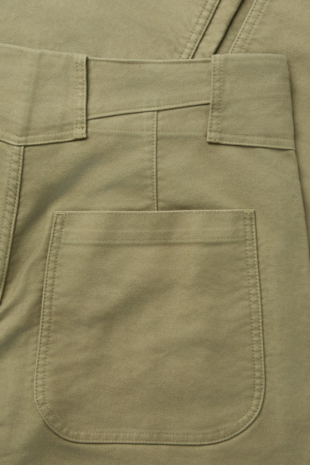 NIGEL CABOURN (나이젤 카본) 워크 수트 몰스킨 트라우저는 남성용 바지로, 가을과 겨울에 어울리는 두꺼운 두께감의 루즈핏 긴바지입니다. 베이지 컬러의 몰스킨 소재로 제작되어 부드러운 촉감과 여유로운 핏을 제공하며, 착용할수록 자연스러운 주름과 에이징 효과를 즐길 수 있습니다. 클래식하고 밀리터리 스타일을 결합한 디자인은 출근룩이나 비즈니스 캐주얼에 적합하며, 워크웨어와 미니멀 스타일 연출에도 용이합니다. 군복에서 영감을 얻은 디자인으로, 독특한 분위기를 자아냅니다.
