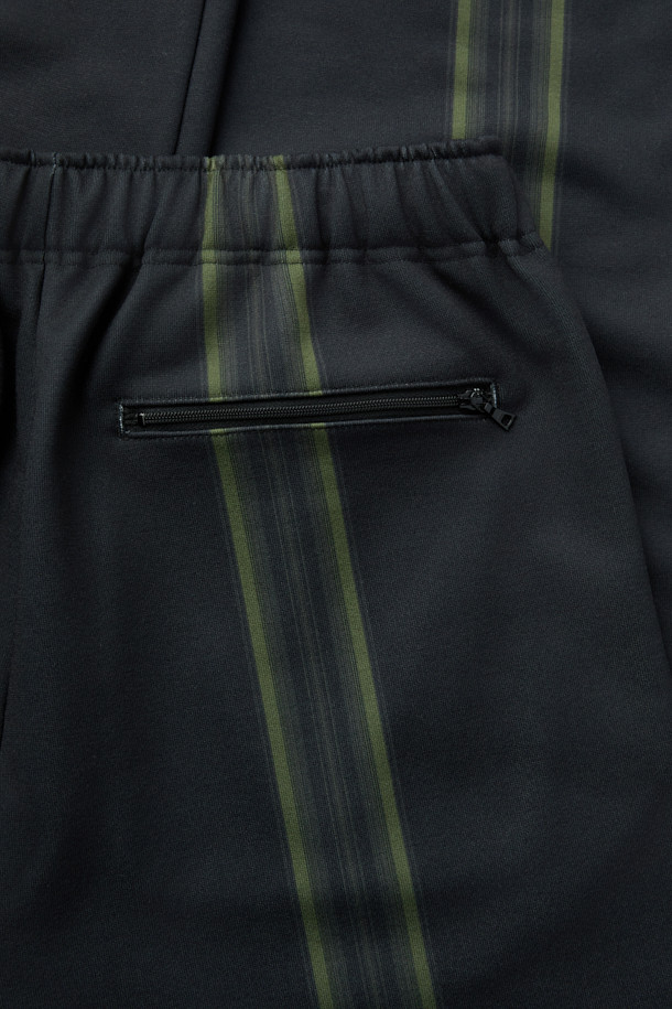 MIDTHINGS (미드띵스) 스트라이프 트랙 팬츠는 스포티한 무드의 루즈핏 긴바지입니다. 블랙과 그린 두 가지 색상으로 출시되었으며, 흡수 및 속건 기능의 폴리에스테르 소재로 제작되어 편안한 착용감을 제공합니다. 안감은 기모 처리되어 부드러운 촉감을 더했으며, 밴딩 및 드로스트링 디자인으로 이지핏을 연출합니다. 집콕룩, 피트니스룩, 러닝룩 등 다양한 TPO에 활용 가능하며, 캐주얼 및 스트리트 스타일을 즐기는 분들께 추천합니다.
