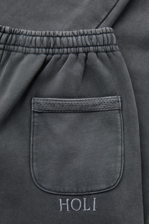 NANGA(난가) 헤이븐 스웻 팬츠는 빈티지 스타일의 루즈핏 스웻 팬츠입니다. 그레이 컬러의 무지 디자인으로, 집콕룩이나 산책, 가벼운 외출 시 캐주얼하고 미니멀한 스타일을 연출하기 좋습니다. 면 소재로 제작되어 편안한 착용감을 선사하며, 밴딩 처리로 활동성을 높였습니다. 피그먼트 염색 기법으로 은은한 멋을 더했으며, SVTAW25802GYX 모델과 셋업으로도 활용 가능합니다. 세탁 시에는 변색을 방지하기 위해 단독 세탁을 권장합니다.
