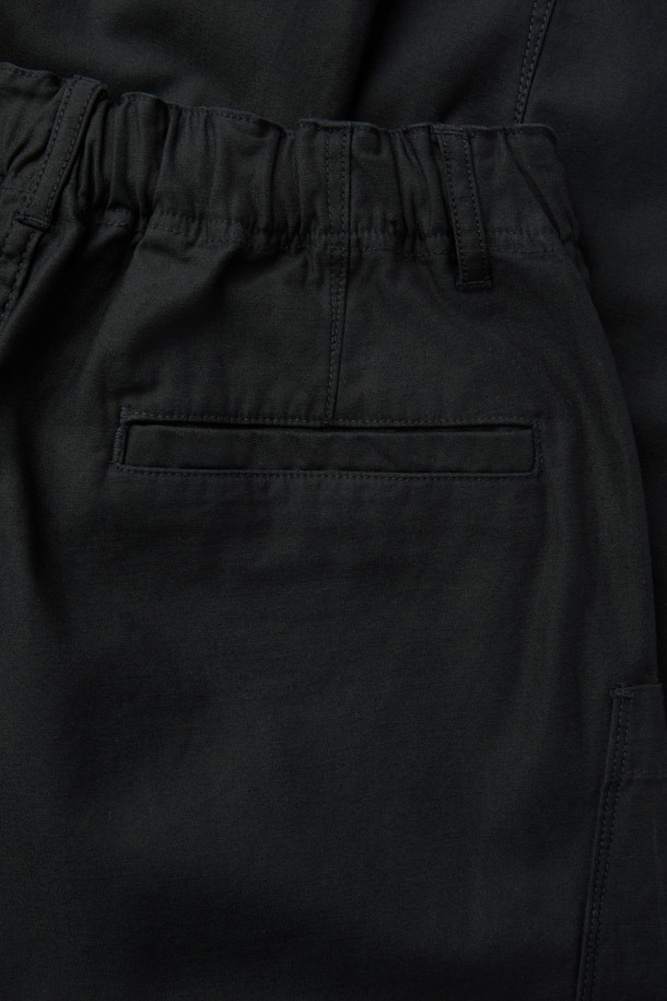 NANGA(낭가) 백 사틴 이지 카고 팬츠는 부드러운 촉감의 백 사틴 원단을 사용하여 편안한 착용감을 선사합니다. 바이오 워싱 처리로 자연스러운 멋을 더했으며, 릴랙스 핏에 테이퍼드 실루엣으로 트렌디한 스타일을 연출합니다. 무릎 다트, 플리츠 디테일, 스트링, 사이드 포켓, 뒷주머니, 카고 포켓 등 실용적인 디테일이 돋보이며, 자수 로고로 포인트를 더했습니다. 캐주얼, 미니멀, 워크웨어 스타일을 즐겨 입는 분들에게 출근룩, 여행룩으로 모두 활용 가능한 사계절 필수 아이템입니다.
