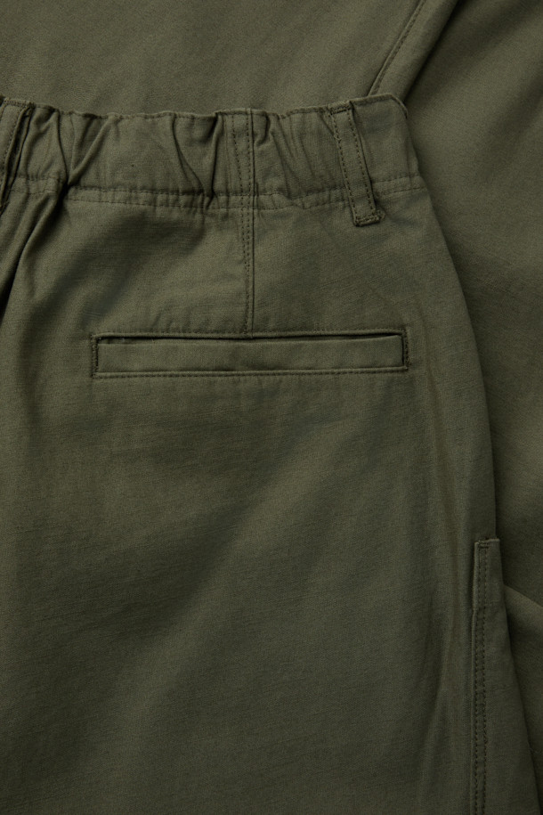 **낸가(NANGA) 백 사틴 이지 카고 팬츠**는 릴랙스 핏으로 편안한 착용감을 선사합니다. 부드러운 촉감의 백 사틴 면 소재에 바이오 워싱 가공을 더해 자연스러운 멋을 살렸습니다. 허리 스트링과 밴딩 처리로 활동성을 높였으며, 무릎 다트 디자인으로 편안함을 더했습니다. 카키와 올리브 두 가지 색상으로 출시되었으며, 캐주얼, 미니멀, 워크웨어 스타일을 연출하기 좋습니다. 사이드 및 카고 포켓, 자수 로고 디테일로 실용성과 디자인을 모두 갖춘 카고 팬츠입니다.
