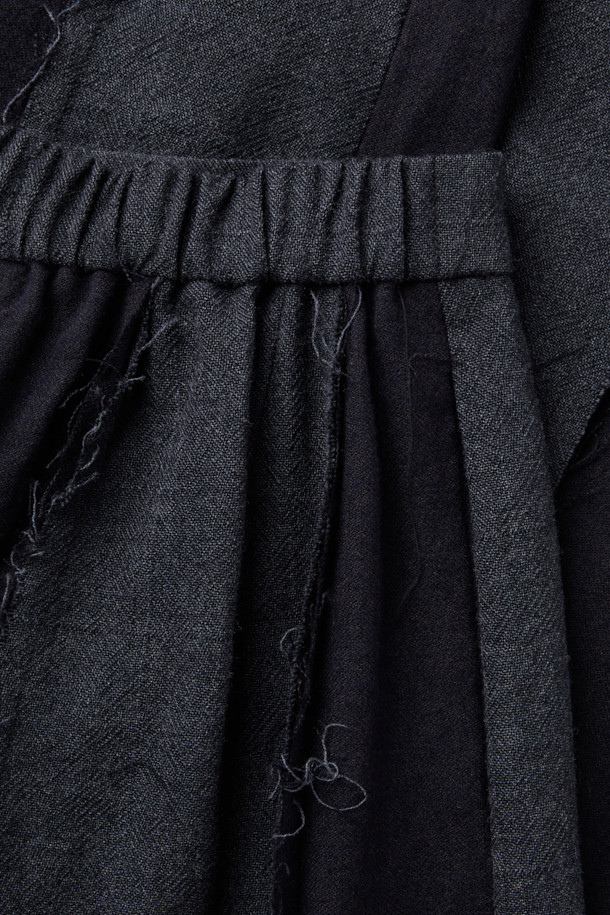 CHIAHUNG SU (치아홍 수) 핸드 우븐 & 다이드 로잉 패치드 트라우저는 모던한 스타일을 추구하는 분들을 위한 바지입니다. 유기농 울 100% 소재로 제작되었으며, 11번의 염색 공정을 거쳐 깊이 있는 블랙 컬러를 구현했습니다. 일본 아이치에서 개발된 원단을 사용하여 핸드위빙 기법으로 제작되었으며, 패치워크 디테일이 돋보이는 와이드 핏 바지입니다. 비즈니스 캐주얼 및 클래식, 미니멀 스타일을 즐겨 입는 분들에게 적합합니다.
