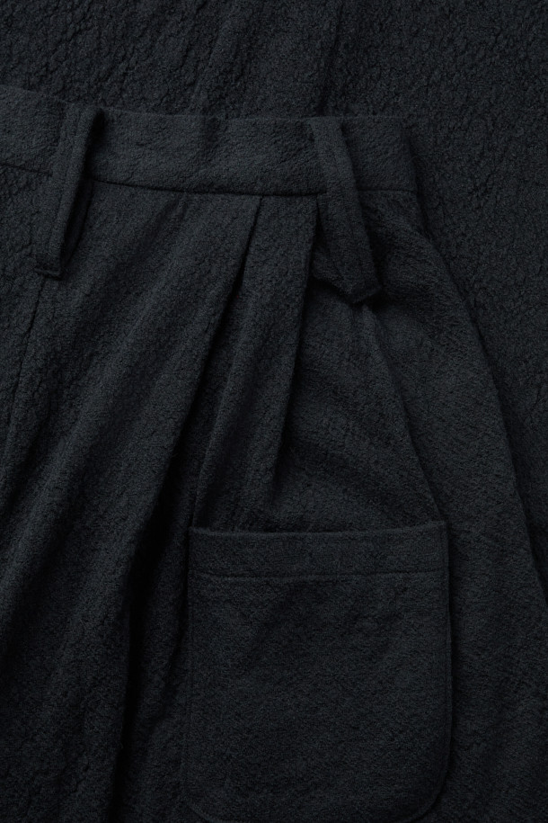 CHIAHUNG SU (치아홍 수) 핸드 우븐 & 다이드 와이드 하렘 트라우저를 소개합니다. 유기농 알파카 100% 소재로 제작되어 부드러운 착용감을 선사하며, 핸드 우븐 방식으로 섬세하게 짜여진 수공 니트 원단이 특징입니다. 다잉 기법으로 은은한 멋을 더했고, 자연스러운 주름 디테일이 우아한 분위기를 연출합니다. 와이드핏과 롱 기장으로 편안하면서도 세련된 스타일을 완성하며, 데이트룩, 모임룩, 비즈니스 캐주얼 등 다양한 TPO에 활용할 수 있습니다. 클래식, 미니멀, 시크 스타일을 즐기는 분들께 추천합니다.
