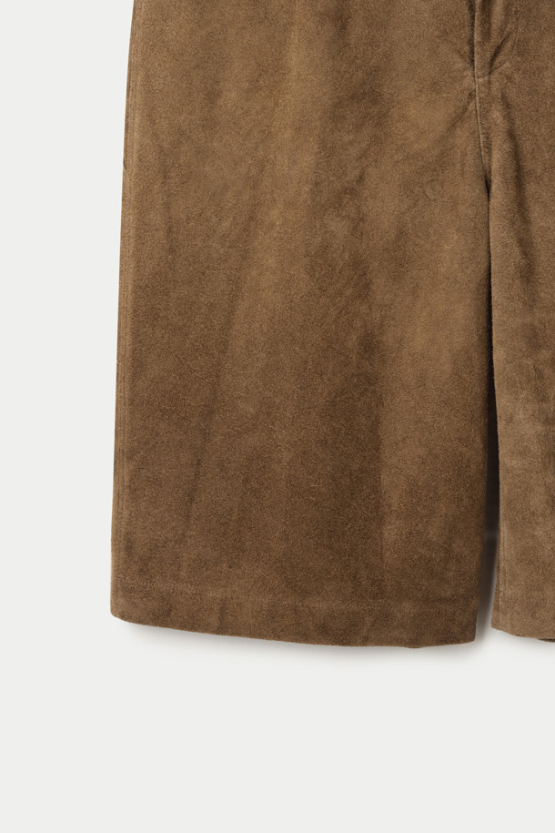 A 레더 카펜터 크롭 팬츠는 부드러운 소가죽 소재로 제작되어 편안한 착용감을 선사합니다. 워크웨어 스타일을 기반으로, 히메지 가공 가죽을 사용하여 고급스러운 질감을 더했습니다. 아시아 익스클루시브 리미티드 에디션으로 특별함을 더하며, 와이드 핏과 크롭 기장으로 트렌디한 스타일을 연출합니다. 데이트룩, 쇼핑룩 등 다양한 TPO에 클래식하고 미니멀한 무드를 더하여 활용하기 좋습니다.
