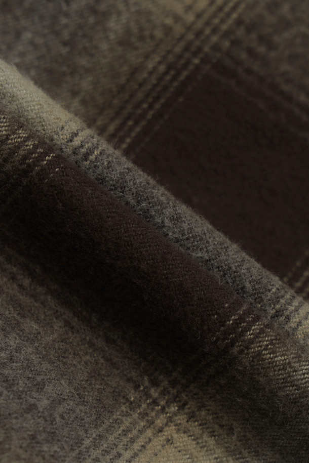 JIEDA 넬 데미지 체크 셔츠는 빈티지 무드를 자아내는 오버핏 체크 셔츠입니다. 블랙과 베이지 두 가지 색상으로 출시되었으며, 가을, 겨울에 데일리룩, 데이트룩, 가을 나들이룩 등 다양한 TPO에 활용하기 좋습니다. 면 소재로 제작되어 편안한 착용감을 제공하며, 긴 소매와 크롭 기장이 특징입니다. 데미지 디테일과 오버다잉 가공을 통해 빈티지 스타일을 강조했으며, 플랩 포켓과 프론트 포켓으로 실용성을 더했습니다. 캐주얼, 클래식, 레트로 스타일을 즐겨 입는 분들께 추천합니다.
