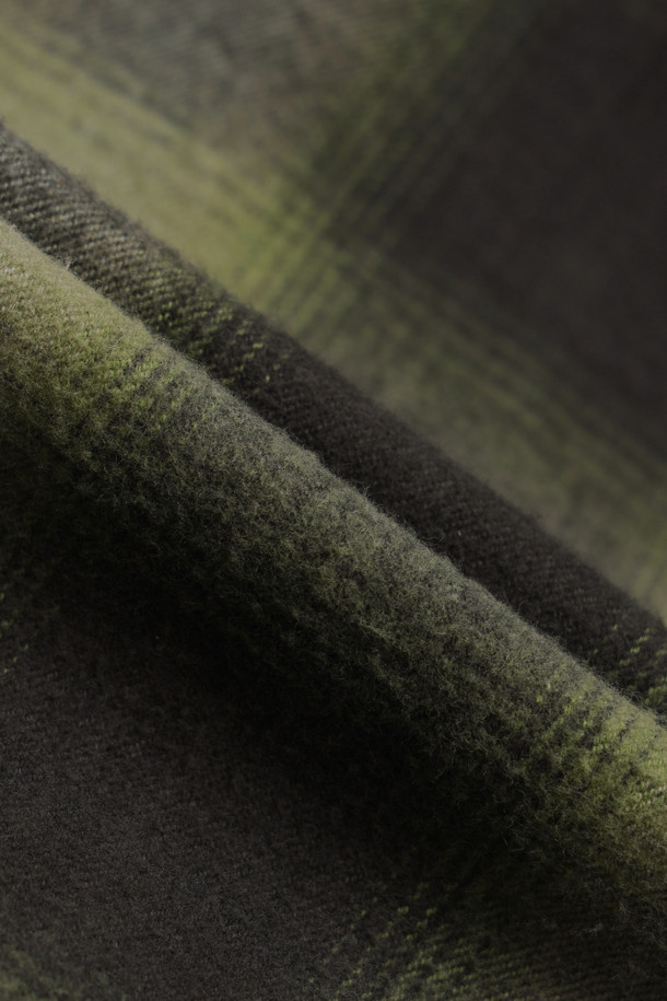 JIEDA 넬 데미지 체크 셔츠는 빈티지하고 캐주얼한 스타일을 연출하는 셔츠입니다. 블랙과 올리브 두 가지 색상으로 제공되며, 가을과 겨울 시즌에 적합합니다. 데미지 디테일과 오버다잉 가공으로 독특한 분위기를 더하며, 프론트 포켓과 플랩 버튼이 특징입니다. 루즈핏에 긴소매, 카라 디자인으로 편안하면서도 스타일리시하게 착용할 수 있습니다. 가을 나들이룩, 겨울 데일리룩, 동네 마실룩 등 다양한 TPO에 캐주얼, 클래식, 레트로 스타일로 활용하기 좋습니다.
