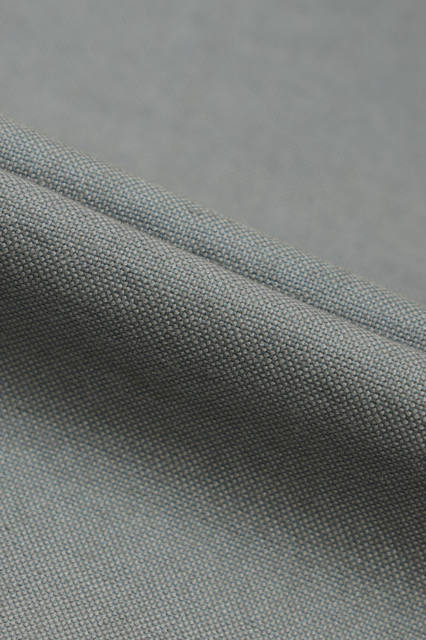 JIEDA(지에다) 피그먼트 페인팅 셔츠는 빈티지하면서도 캐주얼한 스타일을 즐기는 남성을 위한 셔츠입니다. 부드러운 면 소재에 피그먼트 가공 처리를 더해 자연스러운 컬러감과 편안한 착용감을 선사합니다. 은은한 페인팅 무늬가 돋보이며, 크롭 기장과 레귤러 핏으로 트렌디한 스타일을 연출합니다. 앞 포켓과 플랩 포켓, 데미지 디테일이 더해져 빈티지한 매력을 더하며, 봄, 가을 시즌에 활용하기 좋습니다. 가볍고 통기성이 우수하여 동네 마실룩, 카페룩, 봄 소풍룩 등 다양한 TPO에 맞춰 캐주얼하고 미니멀하게 스타일링할 수 있습니다.
