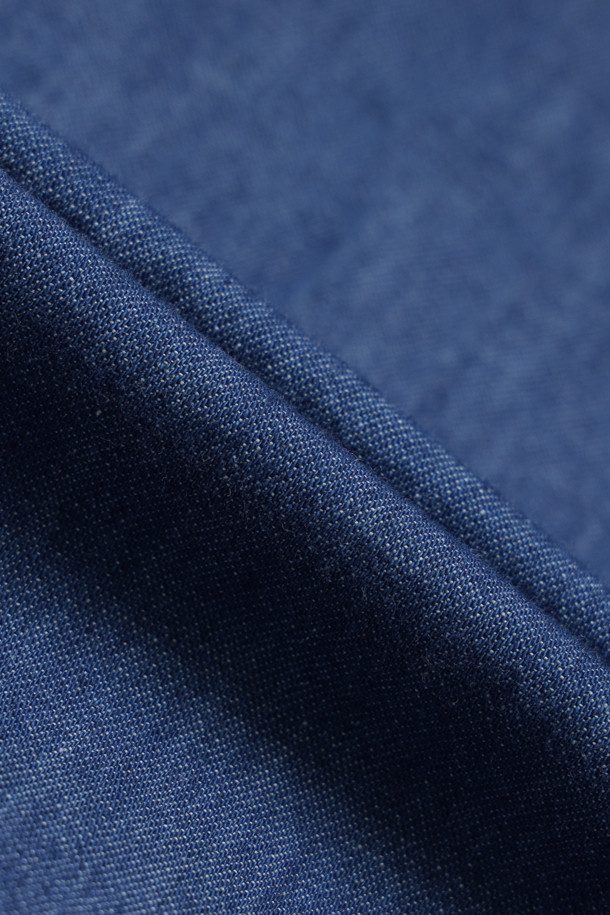 SAGE DE CRET(세이지 드 크레) 5OZ 언이븐 얀 데님 워크 셔츠는 빈티지 무드를 자아내는 남성용 데님 워크 셔츠입니다. 인디고 컬러의 데님 소재에 릴랙스핏과 오버핏으로 편안한 착용감을 제공하며, 사계절 활용 가능한 실용적인 아이템입니다. 더블 포켓 디자인과 더블 니들 스티치 디테일, 그리고 특수 워싱 가공을 통해 자연스러운 페이드와 셔링 효과를 연출했습니다. 캐주얼, 클래식, 워크웨어 스타일을 모두 소화하며, 동네 마실룩, 데이트룩 등 다양한 TPO에 활용하기 좋습니다. 얇은 두께감과 부드러운 촉감으로 편안하게 즐겨 입을 수 있습니다.
