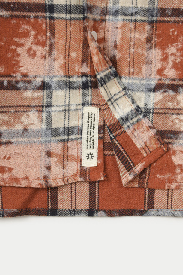 **우드버드 빈티지 워싱 셔츠**는 봄, 가을에 어울리는 긴소매 셔츠입니다. 오렌지, 그레이 컬러의 체크 패턴과 루즈핏 디자인으로 빈티지하고 캐주얼한 스타일을 연출합니다. 칼라 넥 라인과 버튼업 프론트 여밈, 커프스 버튼, 가슴 포켓 등의 특징이 있습니다. 데이트룩, 카페룩과 같은 TPO에 어울리며, 캐주얼, 클래식, 미니멀 스타일을 즐겨 입는 분들께 추천합니다. 면 소재로 제작되어 편안한 착용감을 선사합니다.
