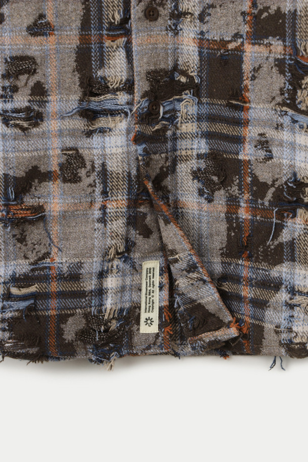 WOODBIRD WBJong(우드버드 WB종) 립 셔츠는 가을, 겨울 시즌에 잘 어울리는 플란넬 소재의 긴소매 셔츠입니다. 브라운과 그레이 두 가지 색상으로 만나볼 수 있으며, 스트릿 및 빈티지 스타일을 연출하기에 좋습니다. 루즈핏 레귤러 기장으로 편안하게 착용 가능하며, 체크 패턴과 칼라넥 디자인이 특징입니다. 버튼업 프론트 여밈, 커프스 버튼, 가슴 포켓, 데미지 디테일, 올 풀림 및 찢김 가공으로 빈티지한 무드를 더했습니다. 가을 나들이룩이나 겨울 데일리룩에 캐주얼하게 매치하여 개성 있는 스타일을 완성해보세요.
