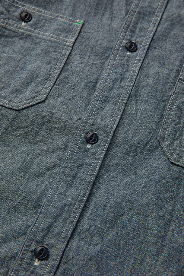 나이젤 카본(Nigel Cabourn) 메디컬 셔츠는 클래식과 밀리터리 스타일을 결합한 남성용 셔츠입니다. 그레이 및 블루 컬러로 출시되었으며, 봄, 가을에 착용하기 좋습니다. 고밀도 셀비지 데님 소재로 제작되어 뻣뻣한 촉감과 두꺼운 두께감을 자랑하며, 이중 구조 디자인과 암홀 통기성을 통해 활동성을 높였습니다. 차이나 칼라에 레귤러 핏으로 제작되었으며, 가슴 포켓 2개와 캣츠아이 버튼으로 포인트를 주어 워크웨어, 미니멀, 클래식 스타일을 연출하기 좋습니다. 출근룩, 비즈니스 캐주얼, 모임룩 등 다양한 TPO에 활용할 수 있습니다.
