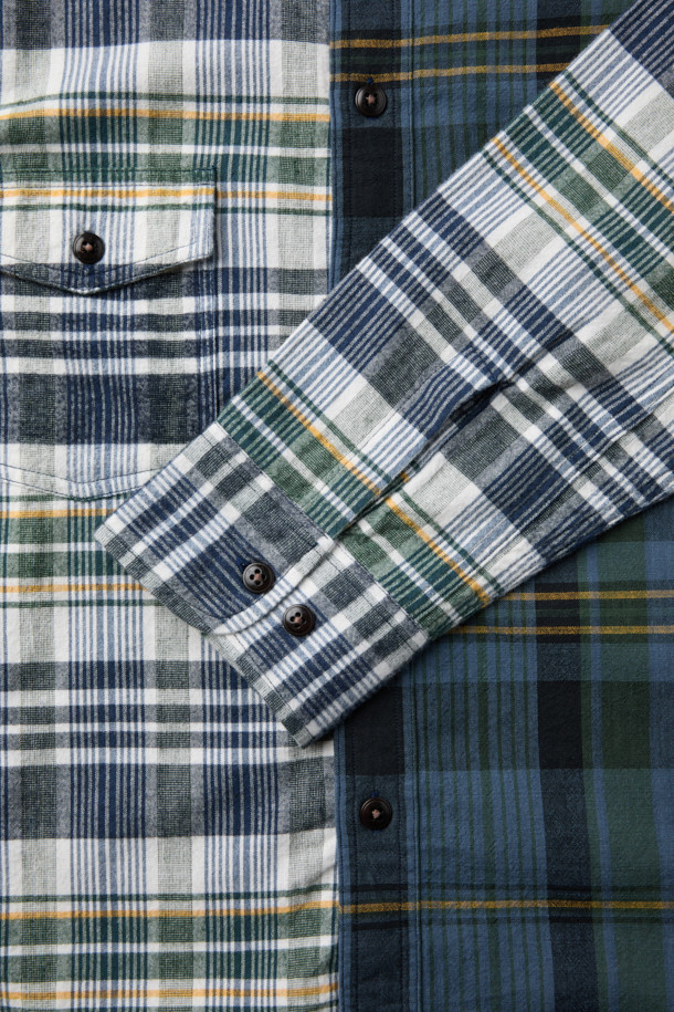 나이젤 카본 X 오리지널 마드라스 워크 셔츠는 클래식과 워크웨어 스타일을 결합한 상의입니다. 다양한 색상의 패치워크 패턴이 돋보이며, 비즈니스 캐주얼 및 캐주얼 스타일 모두에 잘 어울립니다. 레귤러핏으로 제작되어 편안한 착용감을 제공하며, 친 스트랩과 패치 포켓 디테일이 특징입니다. 면 소재로 제작되어 쾌적하며, 카라 디자인으로 깔끔한 인상을 줍니다.
