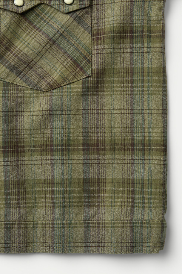 NIGEL CABOURN (나이젤 카본) X ORIGINAL MADRAS (오리지널 마드라스) 웨스턴 셔츠는 웨스턴 스타일을 기반으로 한 상의입니다. 슬림핏으로 디자인되었으며, 화이트 컬러의 면 소재로 제작되었습니다. 패치 포켓과 비조 디테일이 특징이며, 클래식, 미니멀, 캐주얼 스타일을 연출하기 좋습니다. 숏 기장의 웨스턴 셔츠로 다양한 하의와 매치하여 개성 있는 스타일을 완성할 수 있습니다.
