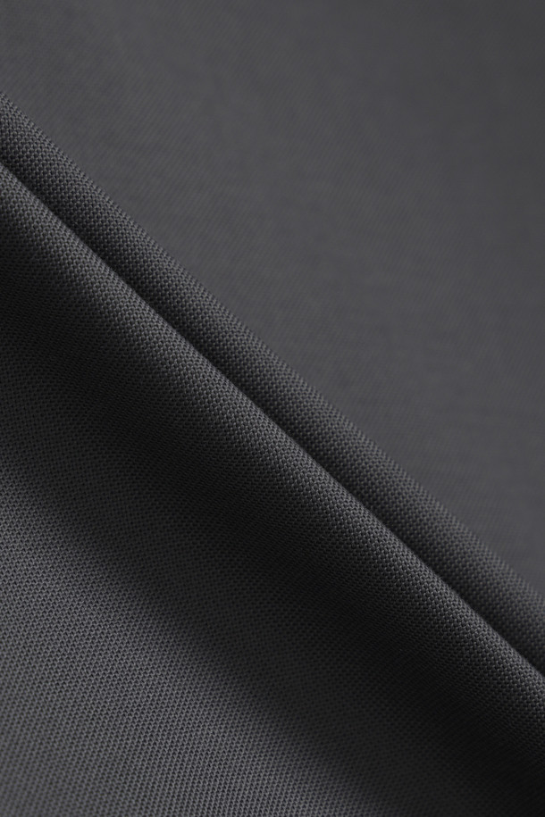 다이와 피어 39 테크 스포츠 오픈 칼라 셔츠는 남성용 오픈 칼라 셔츠입니다. 봄, 여름 시즌에 적합하며, 그레이 컬러의 무지 디자인으로 스포티하고 밀리터리한 스타일을 연출합니다. 루즈 핏에 얇은 두께감과 부드러운 촉감의 폴리에스테르 소재로 제작되어 통기성과 흡습성이 뛰어납니다. 

여행룩과 휴가룩에 어울리며, 미니멀하고 워크웨어적인 느낌을 더합니다. 멀티 포켓 디자인, 선글라스 홀더, 곡선형 플랩 포켓, 내부 좌우 비대칭 포켓 구성 등 실용적인 디테일이 돋보입니다.
