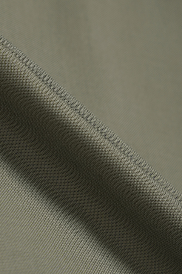 다이와 피어 39 테크 스포츠 오픈 칼라 셔츠는 남성용 셔츠로, 밀리터리 및 스포티 스타일을 결합했습니다. 봄, 여름 시즌에 적합하며, 카키 및 올리브 두 가지 색상으로 제공됩니다. 루즈핏의 긴소매 셔츠로, 오픈 칼라 디자인과 얇고 부드러운 폴리에스테르 소재가 특징입니다. 통기성과 흡습 기능이 있어 활동적인 날에도 쾌적함을 유지하며, 곡선형 플랩 포켓, 멀티 포켓, 선글라스 홀더 등의 디테일이 실용성을 더합니다. 여행, 휴가, 캠핑 등 다양한 상황에서 캐주얼, 스포티, 워크웨어 스타일을 연출할 수 있습니다.
