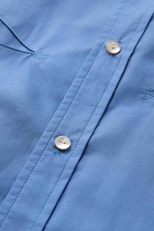 MIDTHINGS(미드띵스) 셔츠는 부드러운 촉감의 오가닉 코튼 소재로 제작되어 편안한 착용감을 선사합니다. 블루 컬러의 무지 디자인에, 반소매 크롭 기장으로 시원하고 미니멀한 스타일을 연출합니다. 루즈핏 실루엣과 초승달 모티브 포켓, 랜덤 스티치 디테일이 돋보이며, 데이트룩과 여행룩, 캐주얼 및 클래식 스타일 모두에 잘 어울립니다. 봄, 여름 시즌에 활용하기 좋은 얇은 두께의 셔츠입니다.
