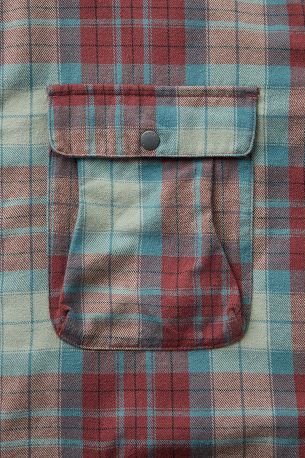 **NANGA (난가) 페이드 타탄 체크 캠프 셔츠**는 남성을 위한 캐주얼 스타일의 캠프 셔츠입니다. 봄, 가을에 적합하며, 중간 두께감으로 제작되었습니다. 레드와 민트 두 가지 색상으로 제공되며, 일상 및 캠핑 활동에 적합합니다. 면과 폴리에스터 혼방 소재로 제작되었으며, 레귤러 핏과 긴 소매 기장을 갖추었습니다. 가슴 포켓 2개, 허리 포켓 2개와 자수 로고 디테일이 있으며, 스냅 버튼 여밈 방식으로 편의성을 더했습니다.
