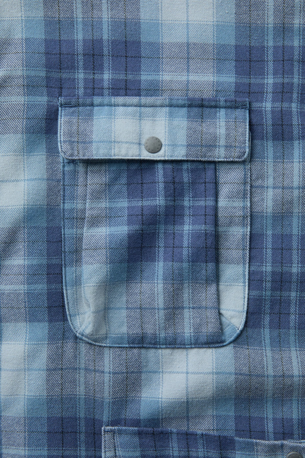 NANGA(난가) 페이드 타탄 체크 캠프 셔츠는 남성용 상의입니다. 봄, 가을에 어울리는 레귤러 핏의 캐주얼 셔츠로, 일상과 캠핑 모두 소화 가능한 활용성을 자랑합니다. 블루 컬러의 면, 폴리에스터 혼방 소재로 제작되었으며, 적당한 두께감과 부드러운 촉감을 제공합니다. 체크 패턴과 긴 소매, 버튼다운 네크라인, 스냅 버튼 여밈 방식이 특징이며, 가슴과 허리 부분에 4개의 포켓, 왼쪽 엉덩이 포켓의 자수 로고, 페이드 워싱 처리가 돋보입니다. 캠핑룩, 여행룩, 캐주얼, 클래식, 미니멀 스타일을 즐기는 분들께 추천합니다.
