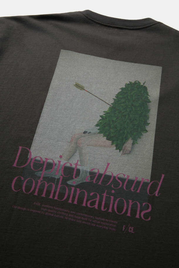 F/CE(에프씨이) 히든 아이덴티티 BY M.ENOMOTO 롱슬리브 티셔츠입니다. 블랙 컬러의 오버핏 롱슬리브 티셔츠로, 봄, 가을 계절에 적합합니다. 소매 프린팅과 시보리 마감, 빈티지한 마감이 특징이며, 넓은 넥라인과 드롭 숄더 디자인으로 편안한 착용감을 선사합니다. 리사이클 코튼 소재로 제작되어 거친 촉감을 느낄 수 있으며, 스트릿, 캐주얼, 시티보이 스타일을 연출하기 좋습니다. M.ENOMOTO와의 콜라보레이션을 통해 유니크한 디자인을 더했습니다.
