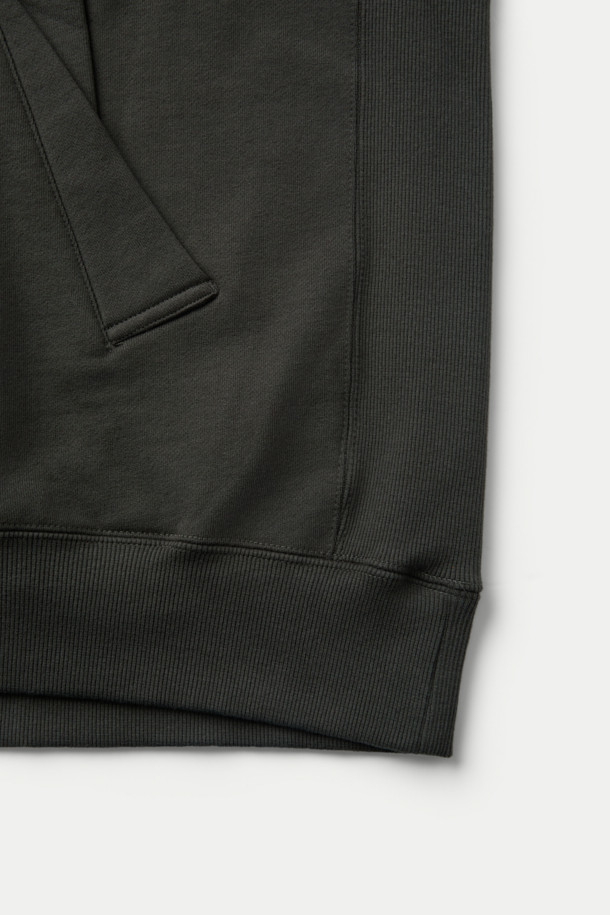 F/CE (에프씨이) 히든 아이덴티티 BY M.ENOMOTO 후디는 빈티지 무드의 프린트 가공이 돋보이는 후드티셔츠입니다. 재활용 면 소재를 사용하여 편안한 착용감을 제공하며, 안감에는 메쉬 원단을 덧대어 통기성을 높였습니다. 오버핏과 드롭숄더 디자인으로 스트릿, 캐주얼 스타일을 연출하기 좋으며, 가을, 겨울철 데일리룩, 집콕룩, 산책룩에 활용하기 좋습니다. 블랙 컬러의 긴소매 후디로 다양한 스타일링에 활용할 수 있습니다.
