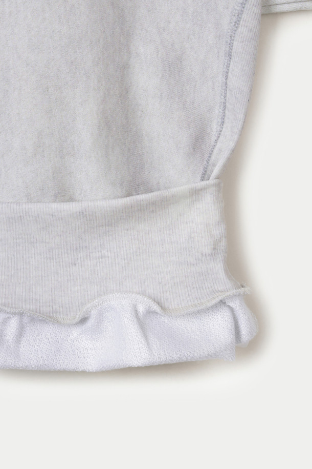 TOLQ(톨크) 트롱프뢰유 스웻 셔츠는 빈티지하고 캐주얼한 스타일을 추구하는 남성 고객을 위한 상의입니다. 1980년대 미 해군 스웨트셔츠를 복각하여 리버스 위브 스타일과 빈티지 스웨트의 리브 구조를 재현했으며, 두꺼운 두께감과 부드러운 플리스 안감으로 따뜻한 착용감을 제공합니다. 화이트와 블루 두 가지 색상으로 출시되었으며, 루즈핏의 라운드넥 디자인으로 편안하게 착용 가능합니다. 승화 프린트 방식으로 표현된 독특한 패턴과 로고 디테일이 돋보이며, "동네 마실룩", "집콕룩", "겨울 데일리룩" 등 다양한 TPO에 활용하기 좋습니다.
