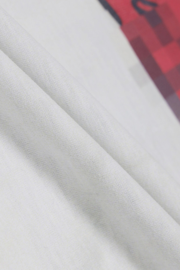 TOLQ(톨크) 트롱프뢰유 모자이크 티셔츠는 영화 Natural Born Killers의 무비 포토를 활용한 프린팅이 돋보이는 스트릿 스타일의 티셔츠입니다. 봄, 여름 시즌에 적합하며, 얇은 두께감의 폴리에스테르 소재로 제작되어 가볍고 편안한 착용감을 선사합니다. 남녀 모두 착용 가능한 레귤러핏의 라운드넥 반소매 티셔츠로, 여행룩이나 휴가룩에 개성 있는 포인트를 더해줍니다. 모자이크 패턴과 크롭 기장이 트렌디한 감각을 더하여 캐주얼, 미니멀 스타일 연출에도 활용하기 좋습니다.
