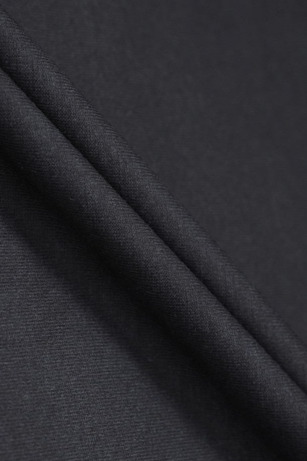 TOLQ(톨크) 트롱프뢰유 스크래치 티셔츠는 빈티지 스타일을 현대적으로 재해석한 남성용 티셔츠입니다. 블랙 컬러의 레귤러핏 반소매 티셔츠로, 얇고 부드러운 폴리에스테르 소재를 사용하여 편안한 착용감을 선사합니다. 빈티지 프린트와 스크래치 패턴이 돋보이며, 특히 1992년 Gear.ink사의 공식 굿즈를 복원하여 소장 가치를 높였습니다. 조지 데비드슨과의 협업, 머디 워터스 프린팅을 통해 스트리트, 캐주얼, 레트로 무드를 연출합니다. 라운드넥 디자인으로 어떤 스타일에도 자연스럽게 매치할 수 있습니다.
