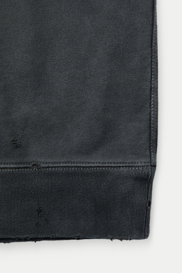 JIEDA (지에다) 버지니아 데미지 스웻 셔츠는 남성용 스웻셔츠입니다. 그레이 컬러의 면 소재로 제작되었으며, 봄, 가을에 착용하기 좋습니다. 캐주얼, 스트릿 스타일을 연출하기 좋으며, 레귤러 핏과 박시한 핏으로 편안하게 착용할 수 있습니다. 라운드넥, 긴 소매 디자인에 두꺼운 두께감으로 제작되었으며, 부드러운 촉감을 느낄 수 있습니다. 피그먼트 가공과 자연스러운 에이징 처리, VIRGINIA 와펜, 데미지 디테일이 특징입니다. 캠핑룩, 산책룩, 캐주얼, 스트리트, 미니멀 스타일 연출에 활용해보세요.
