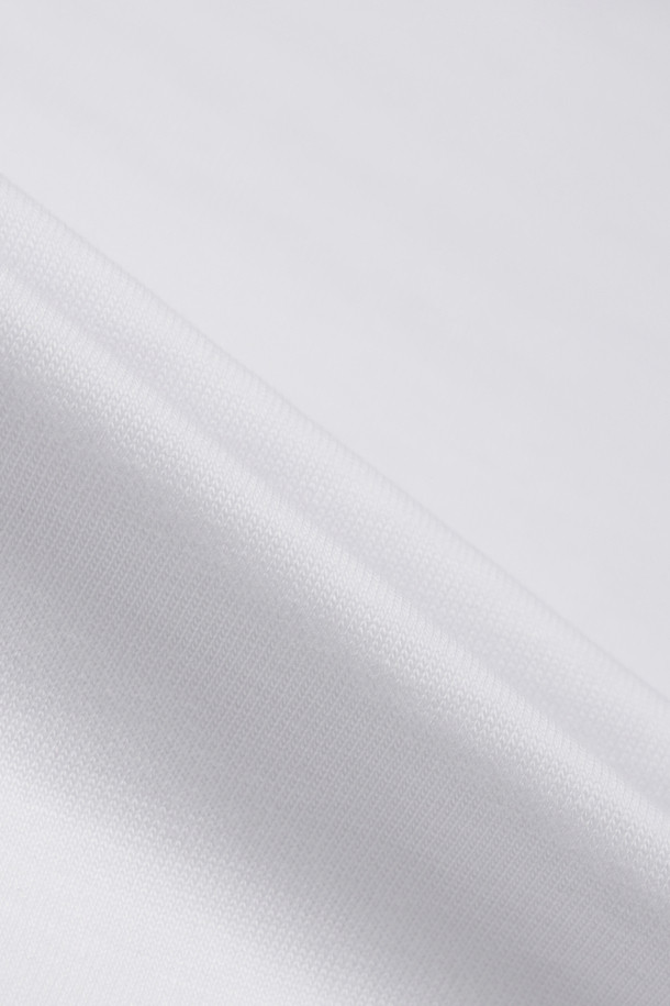 우드버드 빔 포(Beam Pho) 티셔츠는 미니멀하고 베이직한 스타일의 반소매 티셔츠입니다. 부드러운 촉감의 오가닉 코튼 100% 소재로 제작되어 편안한 착용감을 선사합니다. 가슴 부분에는 브랜드 로고가, 등판에는 그래픽 프린트가 포인트로 디자인되었습니다. 루즈핏 라운드넥으로, 봄, 여름 시즌 동네 마실룩이나 여행룩에 활용하기 좋습니다. 친환경 소재를 사용하여 제작된 제품입니다.
