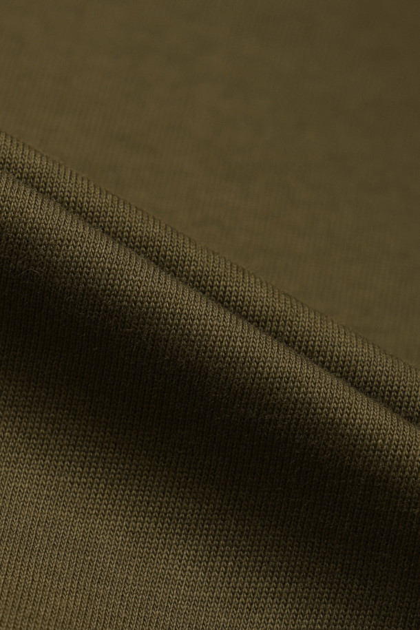 **WOODBIRD(우드버드) Baine Balance(베인 밸런스) 티셔츠**는 남성용 티셔츠로, 미니멀하고 베이직한 스타일을 추구합니다. 카키와 올리브 두 가지 색상으로 출시되었으며, 일상과 산책 등 가벼운 활동에 적합합니다. 오가닉 코튼 100% 소재로 제작되어 부드러운 촉감을 선사하며, 루즈핏 크롭 기장으로 편안함과 스타일리시함을 동시에 잡았습니다. 등판 그래픽 프린트와 가슴 부분의 브랜드 로고가 디자인의 포인트입니다.
