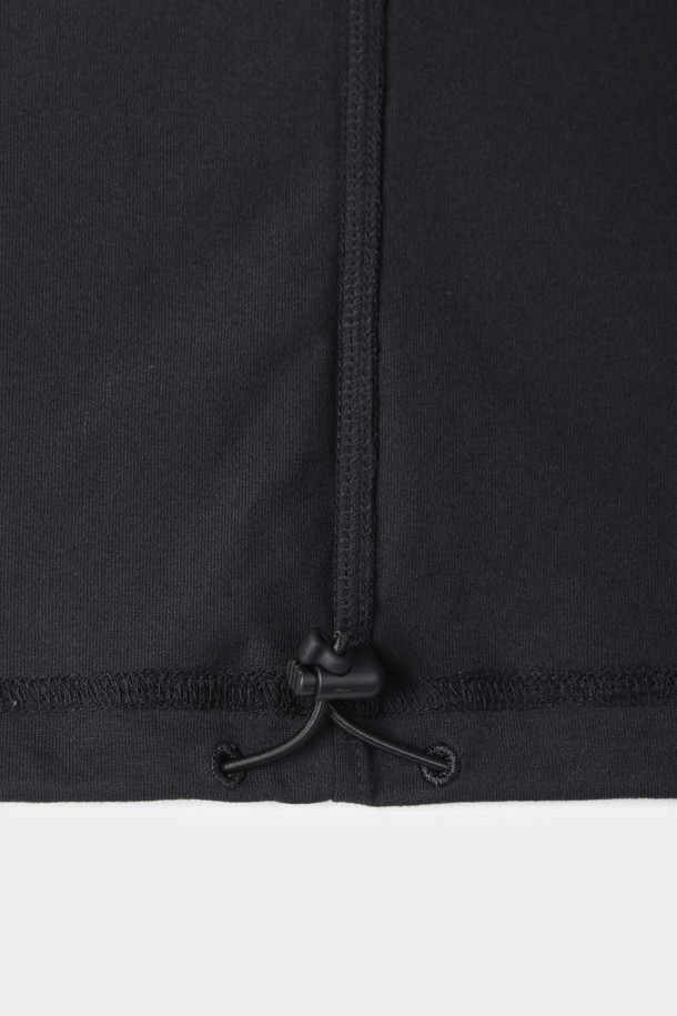 다이와 피어 39 테크 드로우스트링 티셔츠는 일상과 데이트룩, 여행룩에 모두 잘 어울리는 남녀 공용 티셔츠입니다. 클래식, 미니멀, 캐주얼 스타일을 아우르며, 밀리터리 무드를 더해 독특한 분위기를 연출합니다. 드라이한 촉감의 폴리에스터 소재로 제작되어 봄, 여름 시즌에 시원하게 착용 가능하며, 레귤러핏에 라운드넥 디자인으로 편안함을 더했습니다. 밑단 드로우스트링 디테일과 탄탄한 형태 유지를 위한 플레이팅 가공, 밀도 높은 조직감으로 완성도를 높였습니다. 두꺼운 두께감과 신축성으로 활동성을 보장하는 실용적인 아이템입니다.
