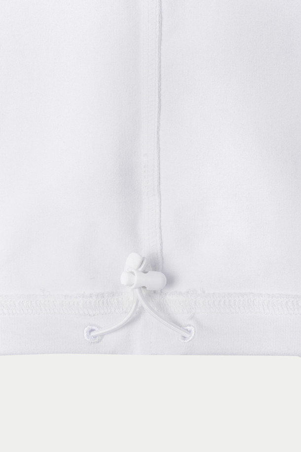 **다이와 피어 39 테크 드로우스트링 티셔츠**는 봄, 여름 시즌 일상에서 편안하게 착용하기 좋은 남녀 공용 반소매 티셔츠입니다. 클래식, 미니멀, 캐주얼 스타일을 아우르며, 동네 마실룩과 산책룩에 적합합니다. 드라이한 촉감의 폴리에스테르 소재로 제작되었으며, 밀도 높은 조직과 탄탄한 형태 유지가 특징입니다. 라운드넥 디자인에 드로우스트링 밑단 디테일로 포인트를 더했으며, 플레이팅 가공을 통해 깔끔한 핏을 선사합니다. 무지 디자인의 화이트 컬러로 다양한 스타일에 매치하기 용이합니다.
