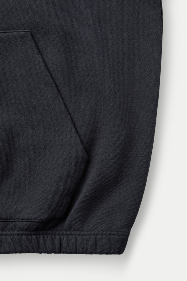 ROA 로고 490gsm 후디는 490gsm 헤비 프렌치 테리 오가닉 코튼 소재로 제작되어 넉넉한 두께감과 부드러운 촉감을 선사합니다. 가슴 부분에는 ROA 자수 로고가 돋보이며, 루즈핏 디자인과 크롭 기장으로 미니멀하고 트렌디한 스타일을 연출합니다. 소매 끝과 밑단 밴딩 마감으로 활동성을 더했으며, 가을, 겨울철 일상복으로 활용하기 좋습니다. 시티보이룩, 캐주얼룩, 집콕룩 등 다양한 TPO에 매치하여 개성 있는 스타일을 완성해보세요.
