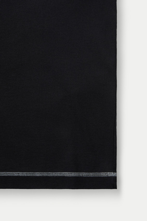 ROA(로아) 스틱 스티치 오가닉 롱슬리브는 두꺼운 헤비웨이트 오가닉 코튼 소재로 제작되어 넉넉한 착용감을 선사합니다. 전면 대비감 있는 프린트와 후면 실버, 문 미스트, 피터 컬러 프린트가 돋보이며, 스티치 디자인으로 포인트를 더했습니다. 라운드넥과 립 처리된 넥라인으로 편안함을 강조했으며, 캠핑룩과 스트릿, 캐주얼 스타일에 모두 잘 어울립니다. 긴 소매 기장의 블랙 컬러 롱슬리브 티셔츠입니다.
