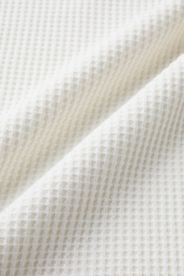 NANGA (난가) 에코 하이브리드 와플 롱슬리브는 재활용 면사를 사용하여 제작된 에코 프렌들리 티셔츠입니다. GRS 인증을 받은 이 티셔츠는 통기성이 뛰어나 여름철에도 쾌적하게 착용할 수 있습니다. 베이직하고 캐주얼한 스타일로 산책룩, 집콕룩 등 다양한 TPO에 활용 가능하며, 레귤러 핏과 얇은 두께로 편안한 착용감을 제공합니다. 립 처리된 넥 라인과 바인딩 마감, Tyvek® 라벨 디테일이 돋보이며, 미니멀, 클래식 스타일을 선호하는 분들께 추천합니다. 와플 패턴의 화이트 컬러 긴소매 티셔츠입니다.
