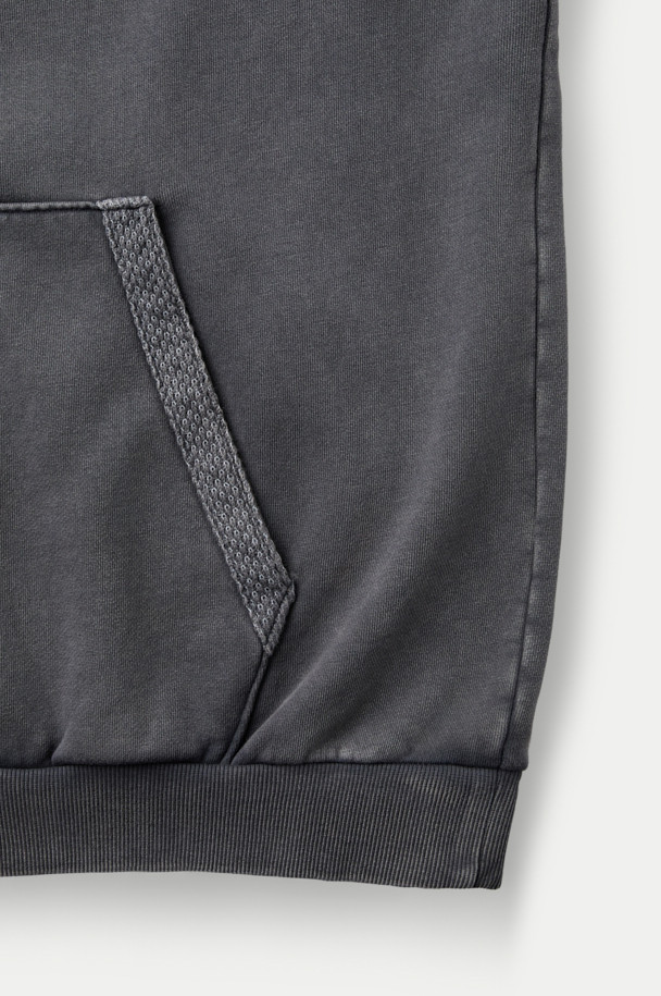 NANGA(난가) 헤이븐 스웻 후디는 가을, 겨울철 일상에서 캐주얼하고 베이직한 스타일로 활용하기 좋은 스웻 후디입니다. 부드러운 촉감의 면과 기모 소재를 사용하여 따뜻하고 편안한 착용감을 제공하며, 루즈핏으로 제작되어 편안한 활동성을 보장합니다. 피그먼트 염색 기법으로 은은한 색감을 표현하고, 구조적인 패널 디자인과 래글런 소매 디테일로 디자인 완성도를 높였습니다. 캠핑룩, 집콕룩 등 다양한 TPO에 활용 가능하며, 무지 디자인과 그레이 컬러로 미니멀, 클래식한 스타일을 연출하기 좋습니다. 단독 세탁을 권장하며, 이염에 주의하여 관리해야 합니다.
