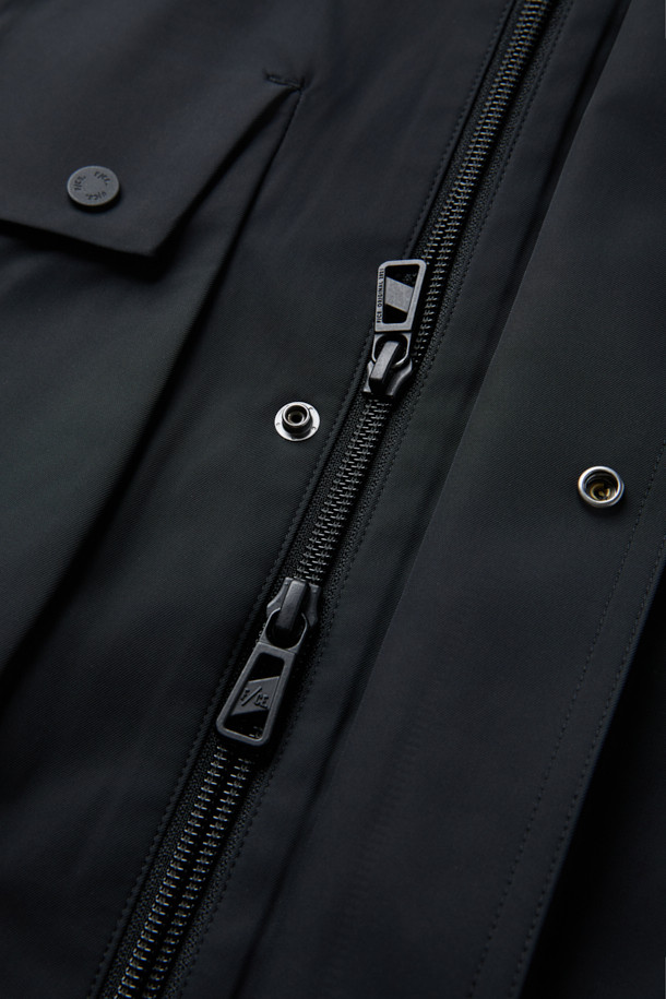 F/CE (에프씨이) MODULAR INTEGRATED 재킷은 봄, 가을 시즌에 활용하기 좋은 블랙 컬러의 여성 및 남성 공용 자켓입니다. 루즈핏으로 편안한 착용감을 선사하며, 드라이한 터치감의 폴리에스테르 소재로 제작되어 부드러운 촉감을 느낄 수 있습니다. 발수 기능과 신축성, 탄성이 더해져 활동성을 높였으며, 자카드 벨트 내장, 사코슈 타입 변형, 분리형 포켓 등 실용적인 디테일을 갖추었습니다. 일상, 여행, 산책 등 다양한 TPO에 스포티, 미니멀, 캐주얼 스타일로 연출하기 좋습니다. 집업 방식으로 간편하게 착용할 수 있는 크롭 기장의 긴소매 자켓입니다.
