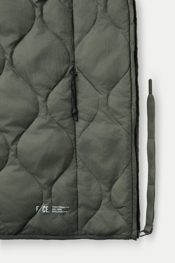 F/CE X TAION(에프씨이 X 테이온) 패커블 이너 덕 다운 재킷은 겨울철 일상룩과 여행, 캠핑룩에 적합한 남녀 공용 아우터입니다. 미니멀하고 캐주얼한 스타일을 연출하며, 퀄팅 패턴과 크롭 기장이 특징입니다. 800 필파워 화이트 덕다운 충전재와 발수 처리, 생활 방수 기능을 갖춰 보온성을 높였습니다. 
버튼 여밈 방식이며, 부드러운 촉감의 나일론 소재와 긴 소매 기장으로 제작되었습니다. 보관용 파우치가 포함되어 휴대 및 보관이 용이합니다.
카키와 올리브 두 가지 색상으로 출시되었습니다.
