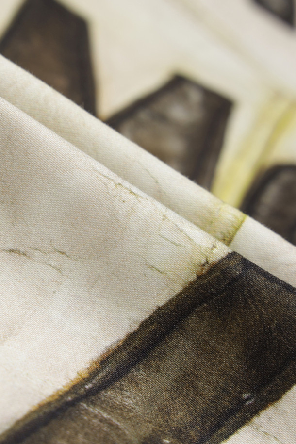 TOLQ(톨크) 트롱프뢰유 라이더 재킷은 빈티지하고 캐주얼한 스타일을 추구하는 당신을 위한 아우터입니다. 화이트와 블랙 두 가지 색상으로 출시되었으며, 봄, 가을에 데이트룩, 쇼핑룩 등 다양한 TPO에 활용하기 좋습니다. 폴리에스테르 소재로 제작되어 편안한 착용감을 선사하며, 릴랙스 핏으로 활동성을 높였습니다. 트롱프뢰유 기법을 사용하여 독특한 시각적 효과를 연출하며, 빈티지 프린팅, 타공 및 은박 몰드 가공, 인젝션 프린트, 자수 디테일로 디자인의 완성도를 높였습니다. 긴 소매와 집업 여밈 방식으로, 미니멀한 스타일을 선호하는 분들께도 훌륭한 선택이 될 것입니다.
