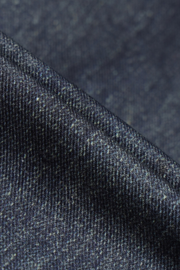 TOLQ(톨크) 트롱프뢰유 데님 재킷은 1940년대 Levi's 506XX 모델을 기반으로 제작된 남녀 공용 데님 재킷입니다. 승화 전사 프린트 가공을 통해 빈티지 워싱 효과를 극대화했으며, 부드러운 촉감의 폴리에스테르 소재로 제작되어 편안한 착용감을 선사합니다. 얇은 두께감과 오버핏 디자인으로 봄, 가을철 캐주얼 및 클래식 스타일을 연출하기에 좋습니다. 동네 마실룩, 데이트룩, 가을 나들이룩 등 다양한 TPO에 맞춰 활용할 수 있으며, 워싱 패턴과 포켓 디테일이 돋보입니다.
