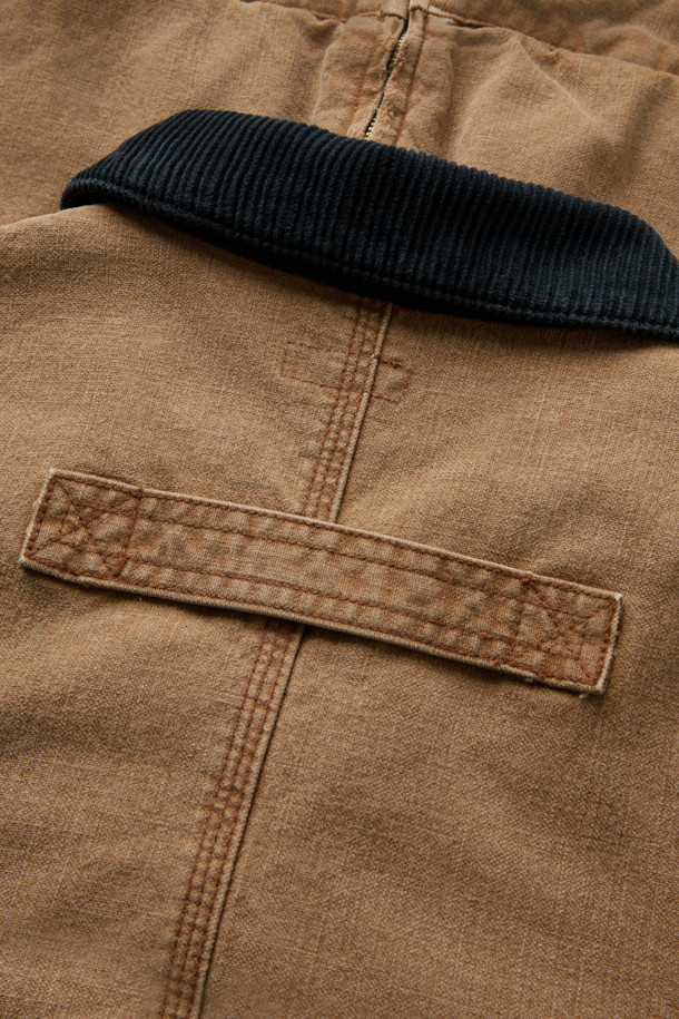 JIEDA 덕 데미지 집 자켓은 빈티지하면서도 캐주얼한 스타일을 연출하는 남녀 공용 아우터입니다. 브라운 컬러의 면, 코듀로이, 가죽 혼방 소재로 제작되어 가을, 겨울 시즌에 따뜻하게 착용할 수 있습니다. 워싱 가공과 데미지 디테일이 돋보이며, 크롭 기장의 레귤러핏으로 트렌디함을 더했습니다. 집업 형식으로 간편하게 착용 가능하며, 지퍼 포켓, 핸드 포켓, 소매 버튼 조절, 가죽 패치 포인트 등 실용적인 디테일이 돋보입니다. 캠핑룩, 여행룩, 캐주얼, 워크웨어, 레트로 스타일을 즐기는 분들에게 추천합니다.
