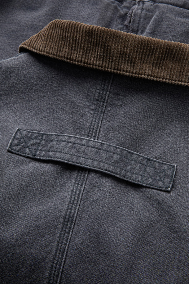 JIEDA 덕 데미지 집 자켓은 빈티지하면서도 캐주얼한 스타일을 연출하는 데 적합한 아우터입니다. 네이비 컬러의 무지 디자인으로, 봄, 가을에 데이트룩 또는 봄 소풍룩에 매치하기 좋습니다. 면, 코듀로이, 가죽 소재를 사용하여 레귤러핏으로 제작되었으며, 크롭 기장의 긴소매 집업 자켓입니다. 워싱 및 데미지 가공, 바이오 워싱으로 빈티지한 멋을 더하며, 가슴 지퍼 포켓, 핸드 포켓, 가죽 패치, 소매 버튼 조절 기능 등 디테일한 요소들이 특징입니다. 캐주얼, 미니멀 스타일을 선호하는 분들께 추천합니다.
