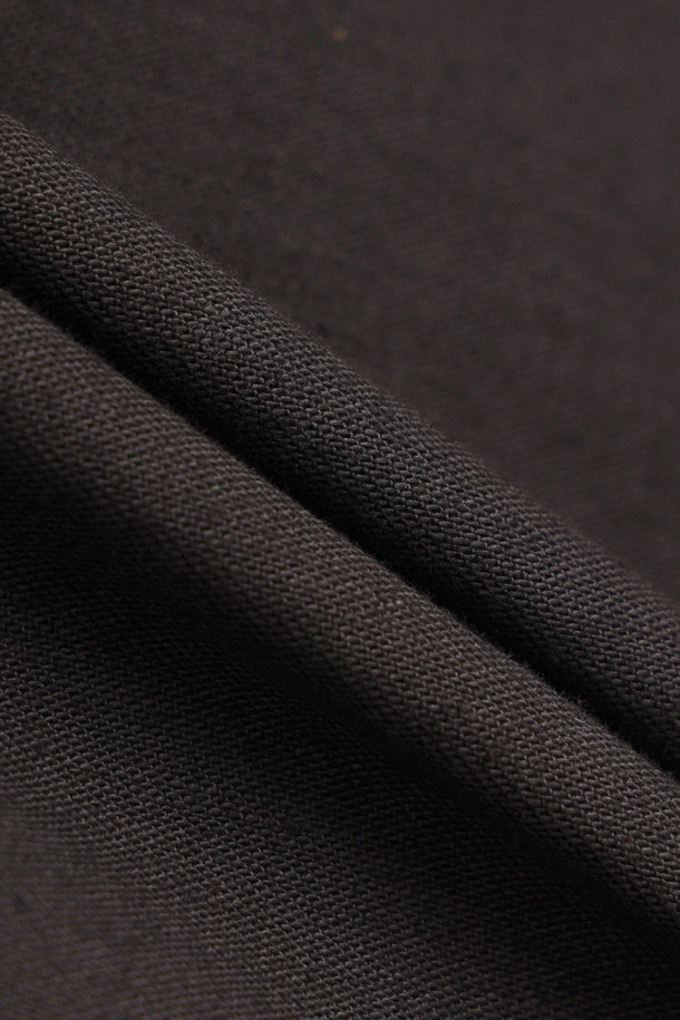 INNAT (인낫) 43 HBT 재킷은 밀리터리, 빈티지, 캐주얼 스타일을 아우르는 공용 워크 재킷입니다. 백 새틴 소재에 중간 두께감으로, 봄, 가을 시즌에 적합하며 릴랙스 핏으로 편안한 착용감을 선사합니다. 블랙 컬러의 무지 디자인으로 다양한 스타일에 매치하기 좋으며, 긴 소매와 버튼 여밈 방식이 특징입니다. 가스 플랩 디테일, 탈부착 가능한 버튼, 식물성 하이브리드 염색, 이너 플랩 등의 디테일이 돋보이는 제품입니다. 캐주얼, 클래식, 워크웨어 스타일을 즐겨 입는 분들께 추천합니다.
