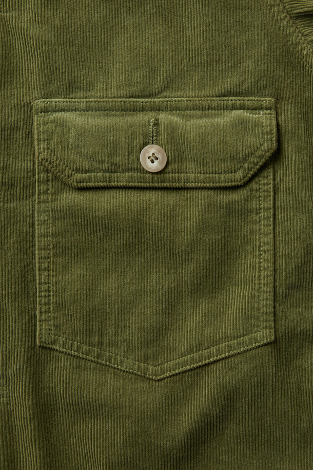 **INNAT TYPE-2 트러커 재킷**은 빈티지하면서도 모던한 감각을 동시에 선사하는 공용 트러커 재킷입니다. 14 웨일 코듀로이 원단으로 제작되어 부드러운 촉감을 자랑하며, 천연 강황 및 식물성 하이브리드 염색 기법으로 은은한 카키와 강황색 컬러를 표현했습니다. TYPE-2 디자인과 레귤러 핏으로 클래식, 캐주얼, 워크웨어 스타일을 모두 아우르며, 간절기 여행룩과 캠핑룩에 활용하기 좋습니다. 버튼 여밈 방식과 긴 소매 기장으로, 초여름부터 초가을까지 적당한 두께감으로 편안하게 착용할 수 있습니다.
