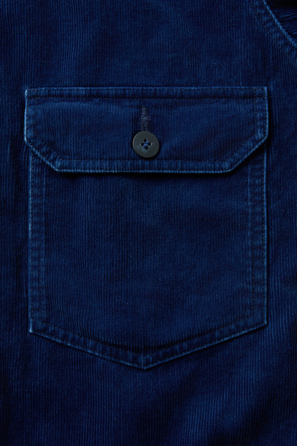 INNAT(인낫) 인디고 TYPE-2 트러커 재킷은 남성을 위한 캐주얼, 클래식, 워크웨어 스타일의 아우터입니다. 14 웨일 코듀로이와 데님 소재를 사용하여 부드러운 촉감을 선사하며, 중간 두께감으로 여름과 가을에 착용하기 좋습니다. 인디고 컬러의 무지 디자인에 레귤러핏으로 제작되었으며, 크롭 기장의 긴 소매와 버튼 여밈 방식을 갖추었습니다. 스톤 바이오 워싱과 빈티지 워싱 처리로 자연스러운 멋을 더했으며, 이염에 주의하여 착용해야 합니다.
