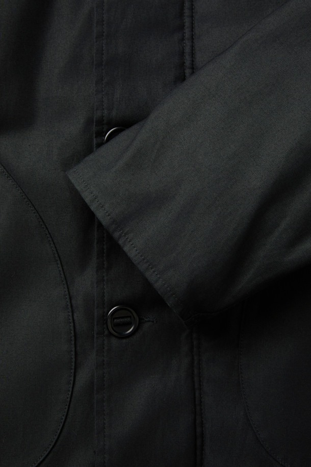 나이젤 카본 OW02 덱 재킷 코듀로이는 가을, 겨울 시즌에 어울리는 남성용 아우터입니다. 블랙 컬러의 레귤러핏 덱 재킷으로, 워크웨어, 클래식, 미니멀 스타일을 모두 아우릅니다. 두꺼운 코듀로이 소재를 사용하여 보온성을 높였으며, 밑단 스트링 조절과 요크 및 팔 패치 강화 디테일이 특징입니다. 버튼 여밈 방식으로 출근룩에 멋을 더하며, 긴 소매 기장으로 안정적인 착용감을 제공합니다. 밀리터리 스타일의 덱 재킷으로, 튼튼함과 세련된 디자인을 동시에 만족시킵니다.
