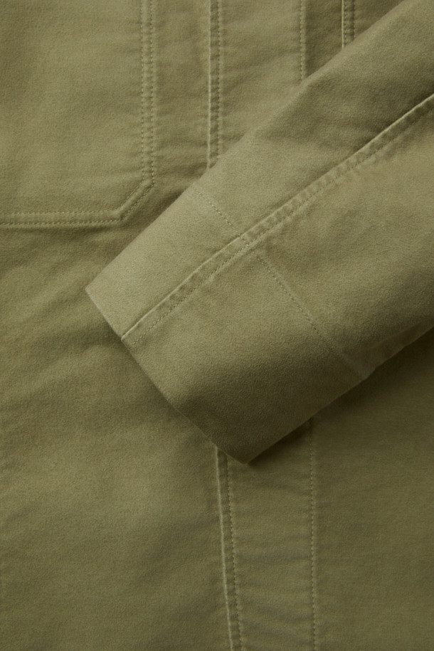 나이젤 카본 워크 수트 몰스킨 재킷은 가을, 겨울 시즌에 어울리는 남성용 아우터입니다. 베이지와 카키 두 가지 색상으로 출시되었으며, 클래식과 워크웨어 스타일을 아우르는 루즈 핏의 3버튼 디자인 재킷입니다. 부드러운 촉감의 두꺼운 몰스킨 소재로 제작되어 보온성을 높였으며, 가슴 패치 포켓과 허리 라운드 포켓이 실용성을 더합니다. 출근룩, 비즈니스 캐주얼, 모임룩 등 다양한 TPO에 활용 가능하며, 미니멀한 스타일 연출에도 적합합니다.
