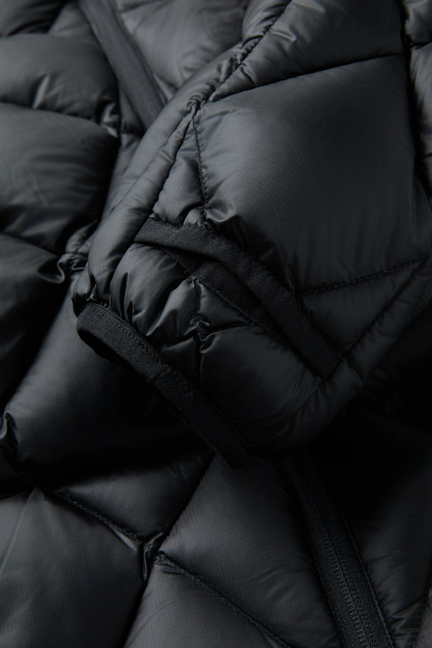 ROA NUNA (누나) 800 필파워 후디드 다운 재킷은 아웃도어 활동과 일상생활 모두에 적합한 공용 다운 재킷입니다. 800 필파워 다운 충전재와 립스탑 나일론 원단으로 제작되어 뛰어난 보온성과 가벼운 착용감을 제공하며, 방수 기능을 갖춰 변덕스러운 날씨에도 쾌적함을 유지합니다. 슬림핏 디자인에 크롭 기장으로 활동성을 높였으며, 미니멀하고 스포티한 스타일을 연출합니다. 양방향 리버스 지퍼, 대형 전면 포켓, 엄지 구멍, 조절 가능한 밑단, 내장 후드 등의 디테일은 실용성을 더하며, 겨울철 데일리룩과 여행룩에 활용하기 좋습니다.
